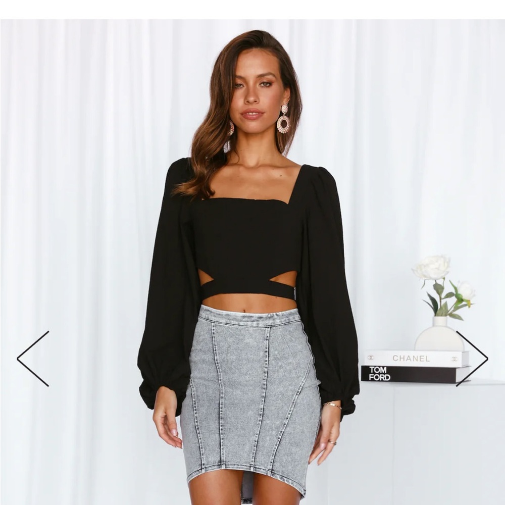 NWT Hello Molly Black Long Sleeve Cutout Crop Top Size M